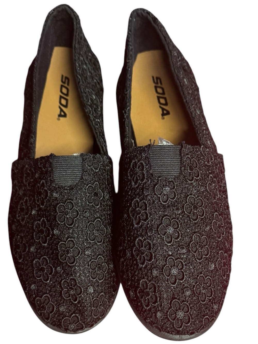 Soda Black Floral Embroidered Slip-On Flats like new Sz 7.5